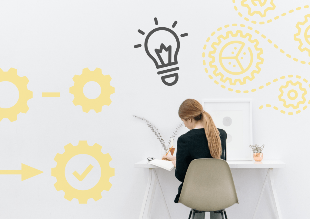 une femme de dos assise à son bureau