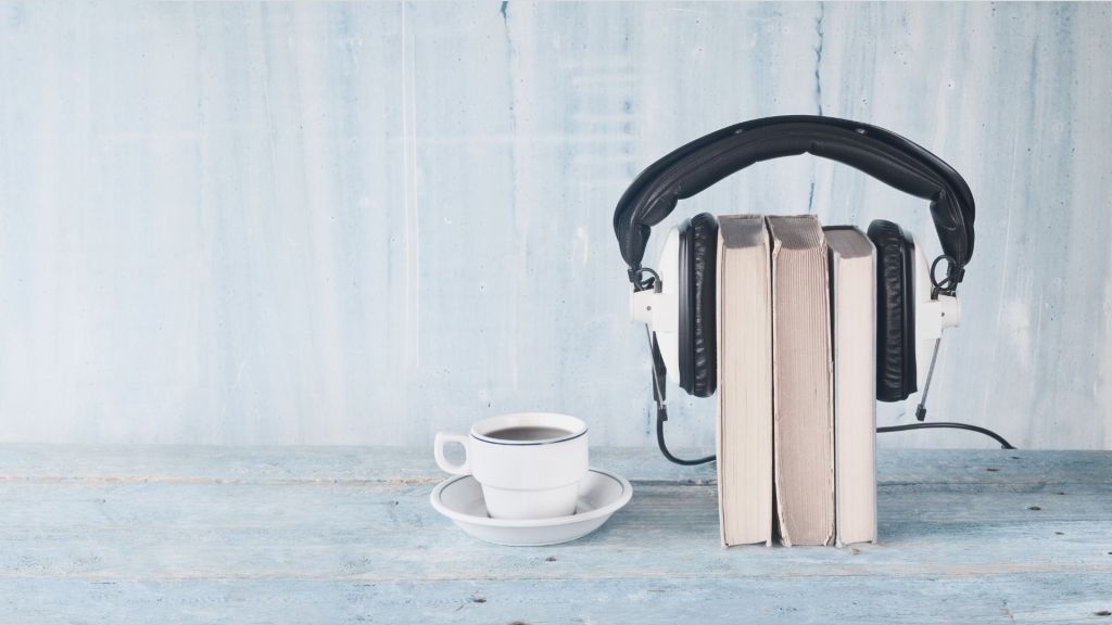 une tasse de café, des livres et un casque