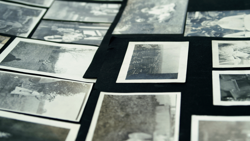 différents polaroids un peu flous étalés sur une table