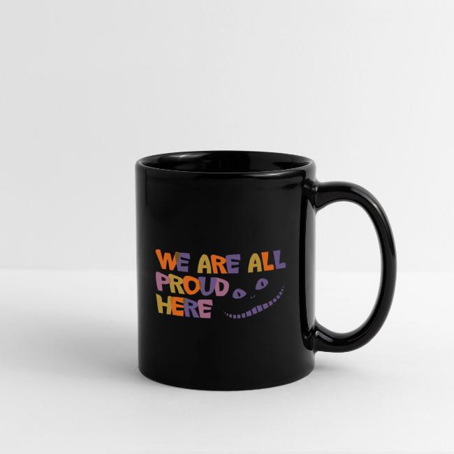 Tasse noire avec le texte coloré 'WE ARE ALL PROUD HERE' et un sourire stylisé.